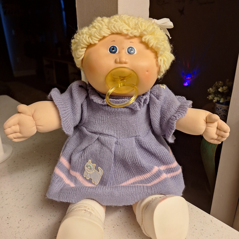 NWOT VINTAGE CABBAGE PATCH KIDS DOLL WITH PACIFIER.